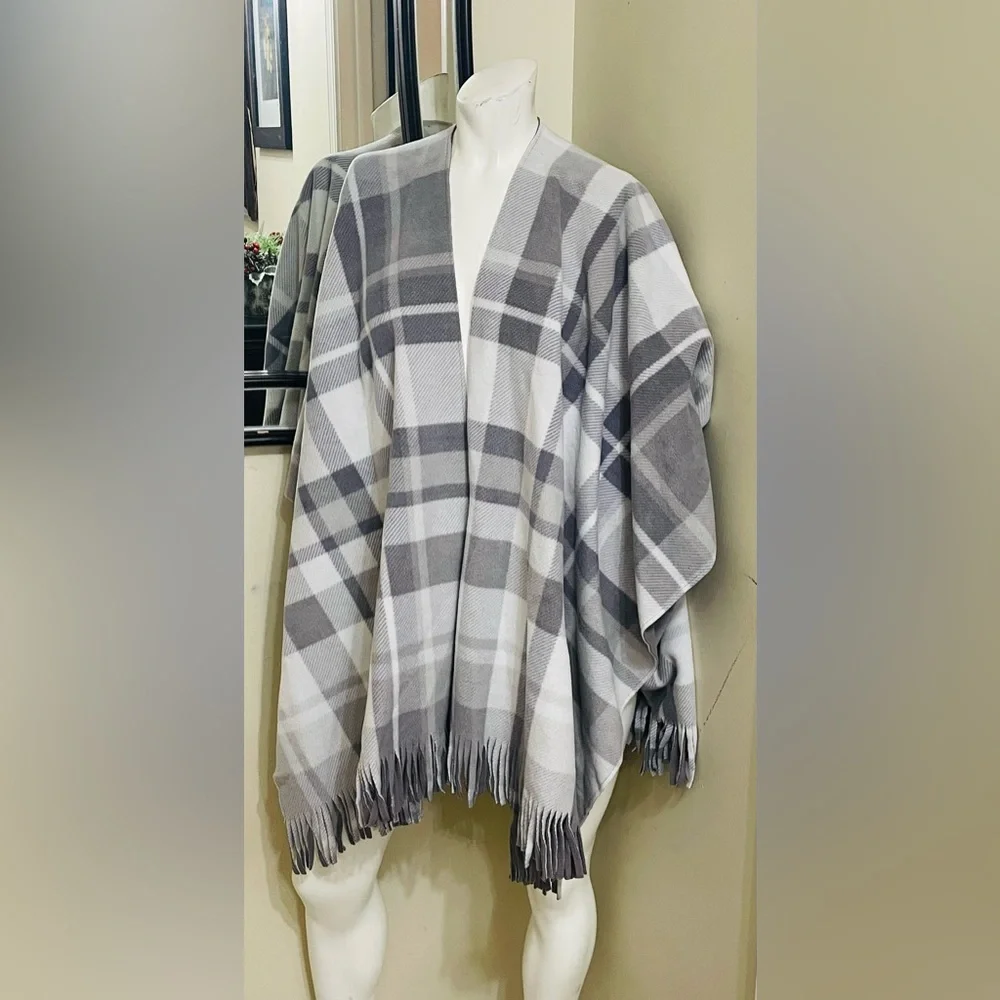 RACHEL Rachel Roy Gray and White Plaid Throw